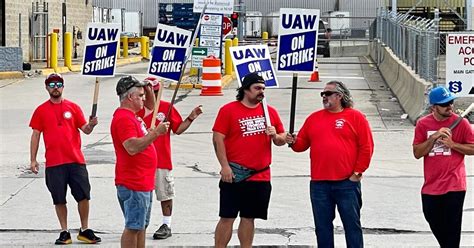 Clock is ticking as United Autoworkers threaten to expand strikes against Detroit automakers Friday